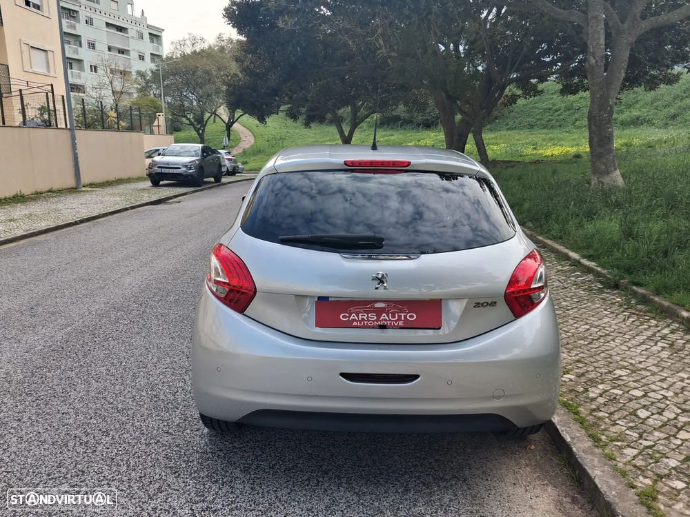 Peugeot 208 - 8