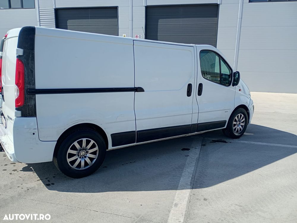 Opel Vivaro 2.5 CDTi - 11