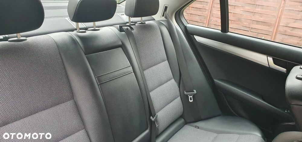 Mercedes-Benz Klasa C 180 CGI Automatik BlueEFFICIENCY Avantgarde - 28