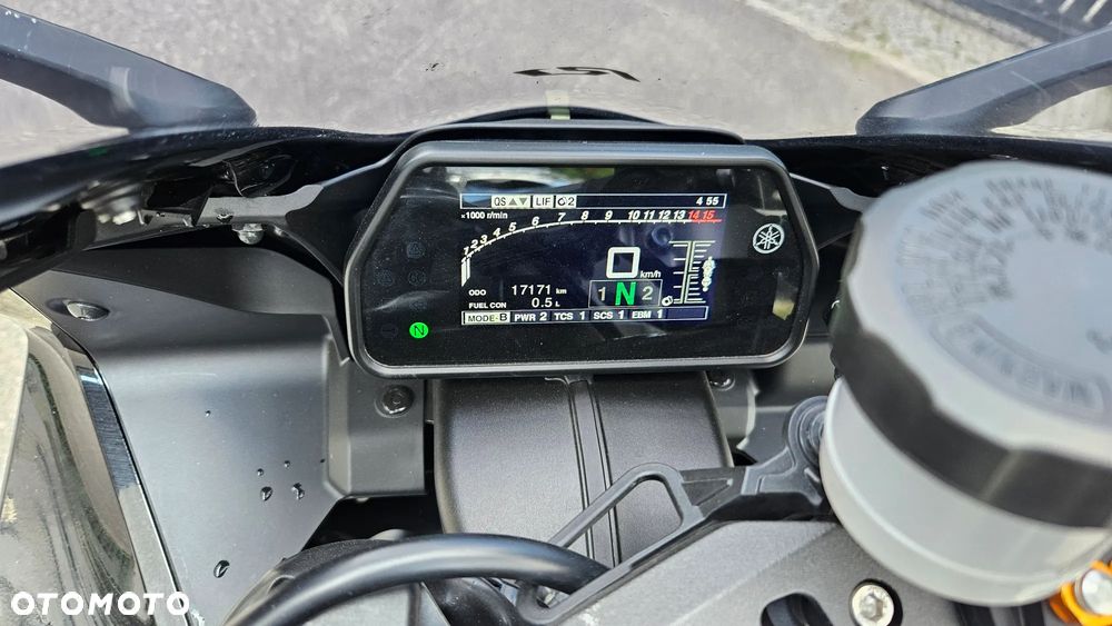 Yamaha R1 - 6