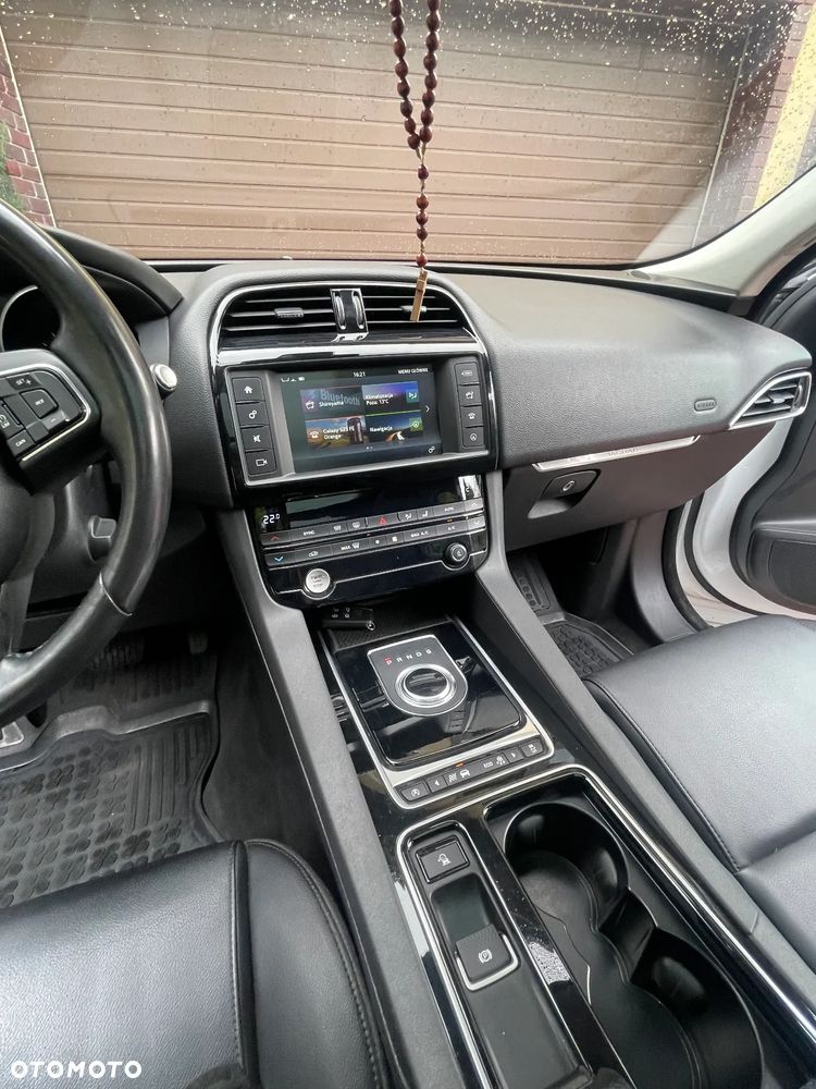 Jaguar F-Pace 30t AWD Portfolio - 18