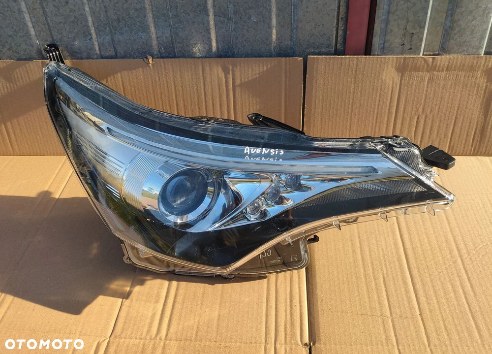 Reflektor prawy Lampa prawa Led Toyota Avensis T27 T27 05-36 Eu
