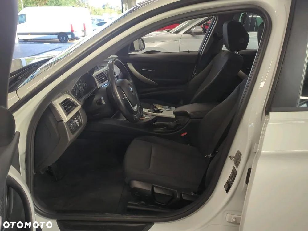 BMW Seria 3 318i - 5