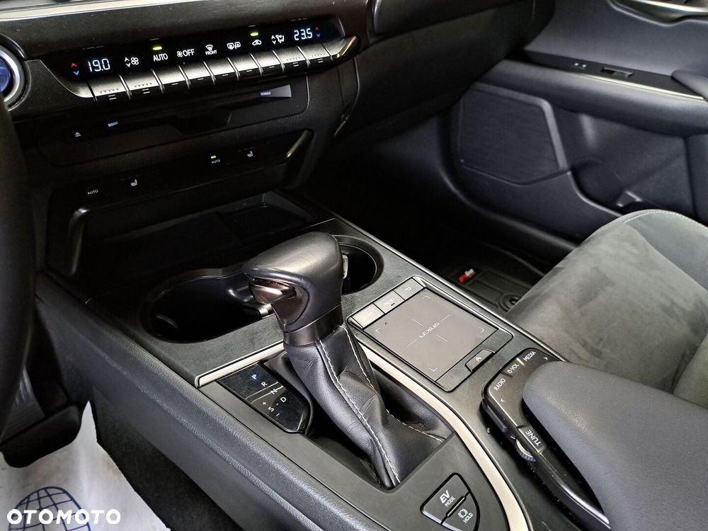 Lexus UX 250h GPF Business Edition 2WD - 27