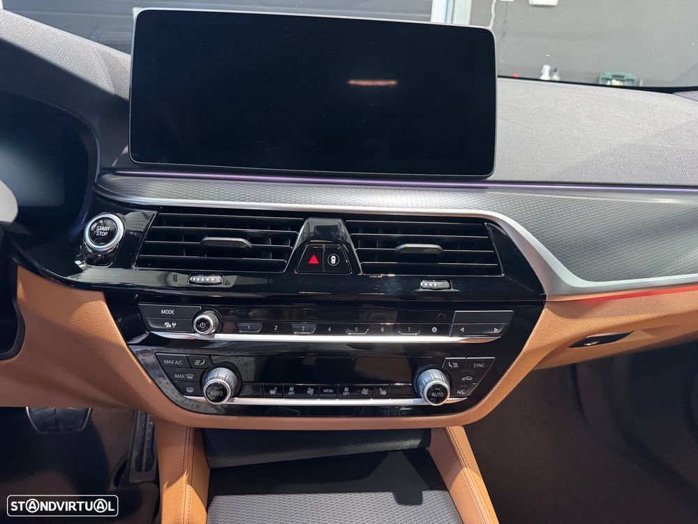BMW 530 e Pack Desportivo M - 25