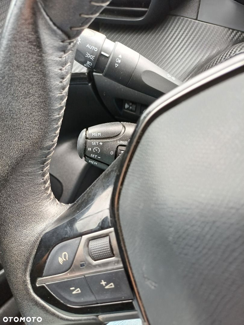 Peugeot 2008 1.2 PureTech Allure S&S - 28
