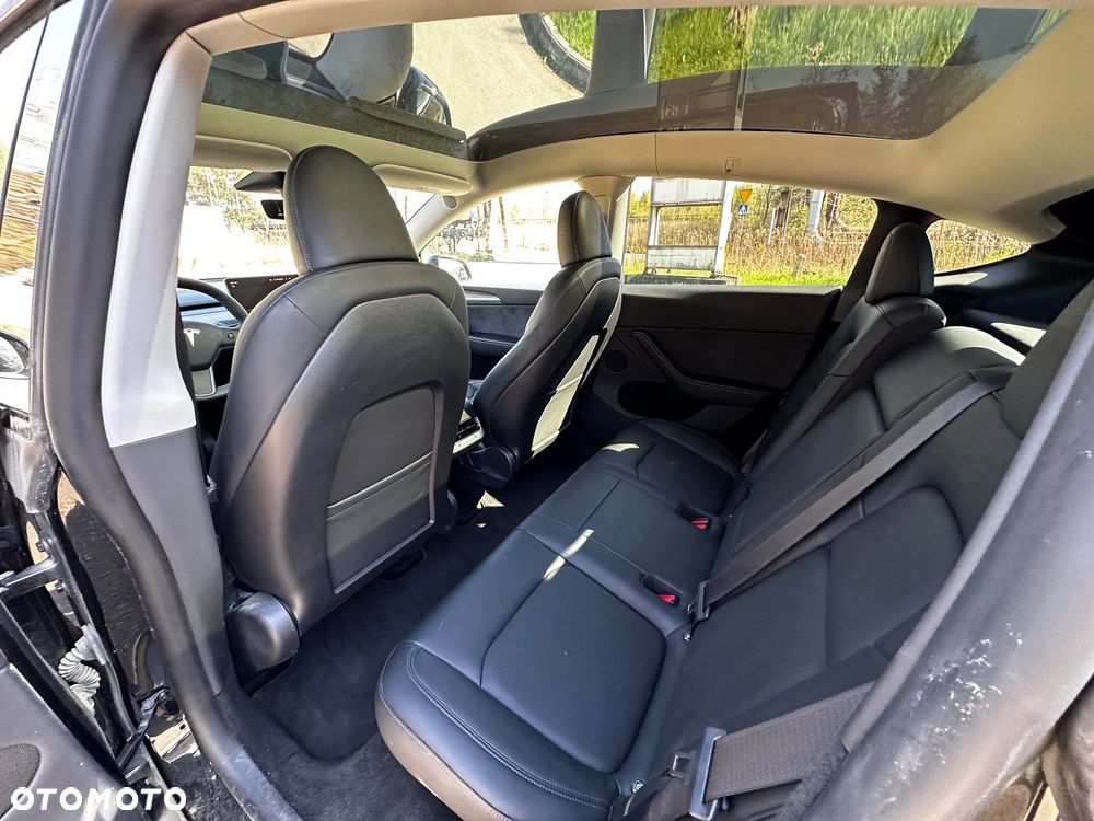 Tesla Model Y - 12