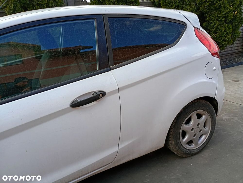 FORD FIESTA MK6 MK7 08-12 1.4 TDCI KRATKA NAWIEWU ŚRODKOWA OBUDOWA RADIA - 16