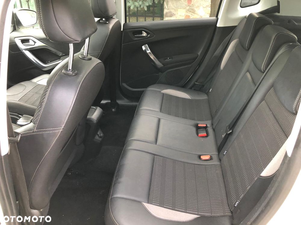 Peugeot 2008 1.6 BlueHDi Allure S&S - 9