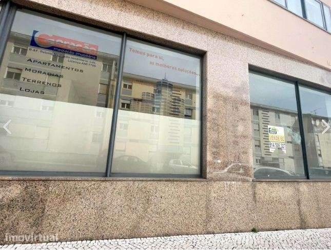 Loja com um total de 689 m² de área bruta de construção, situada no... - Grande imagem: 2/15