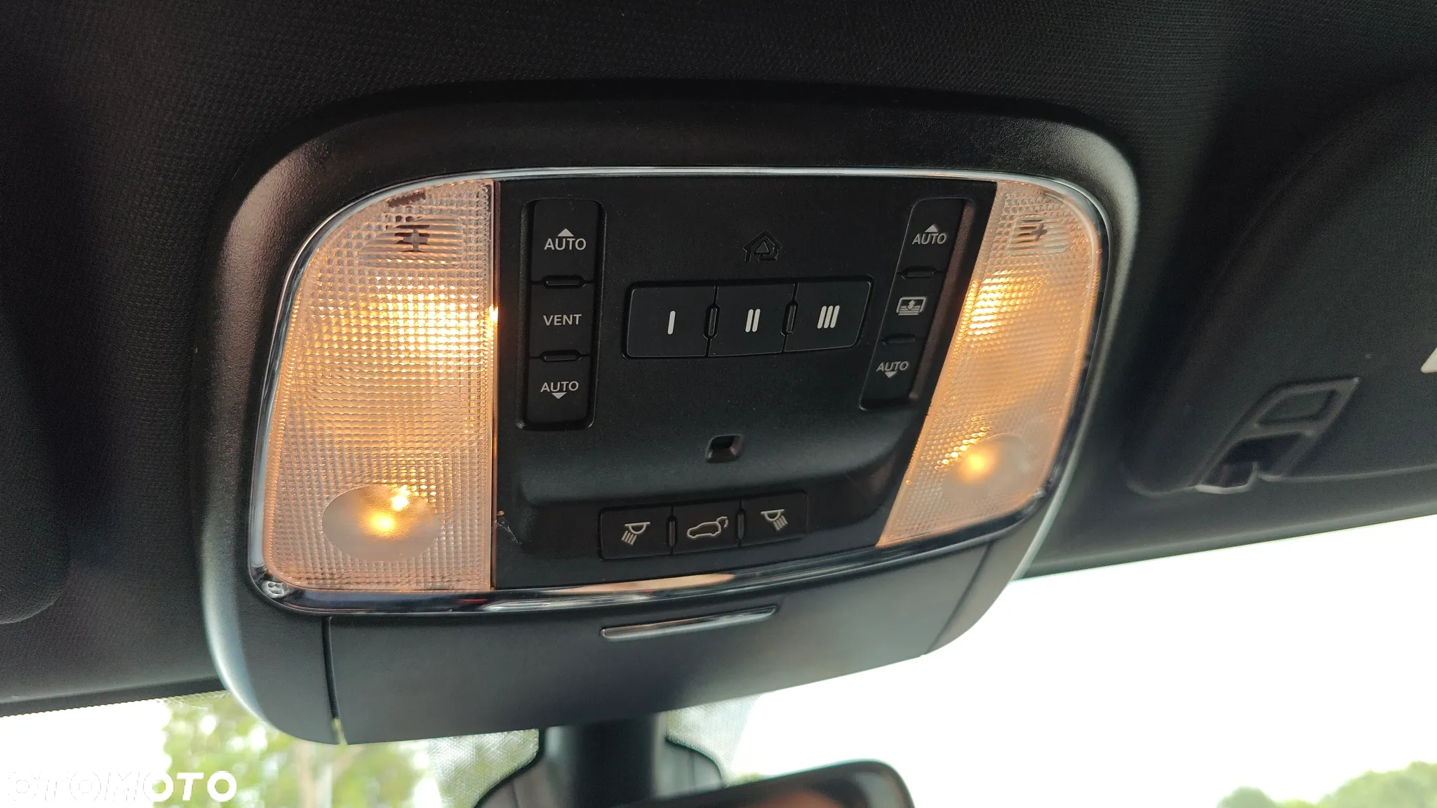 Jeep Grand Cherokee - 32