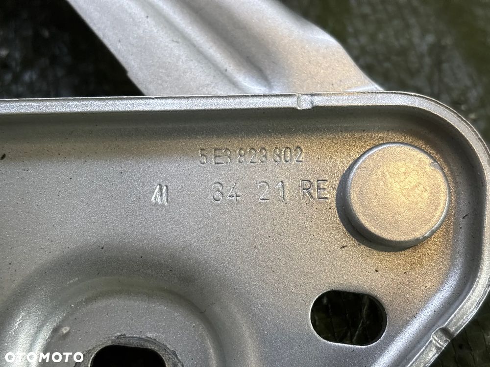 SKODA OCTAVIA IV zawias maski prawy lewy 5E3823301 5E3823302 - 2