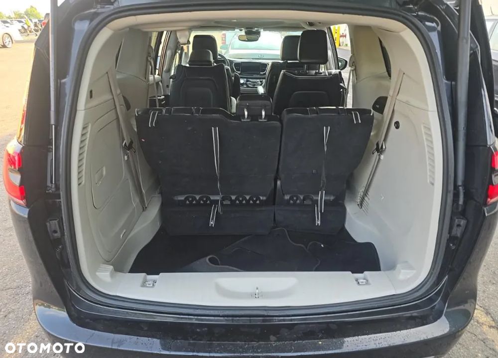 Chrysler Pacifica - 17