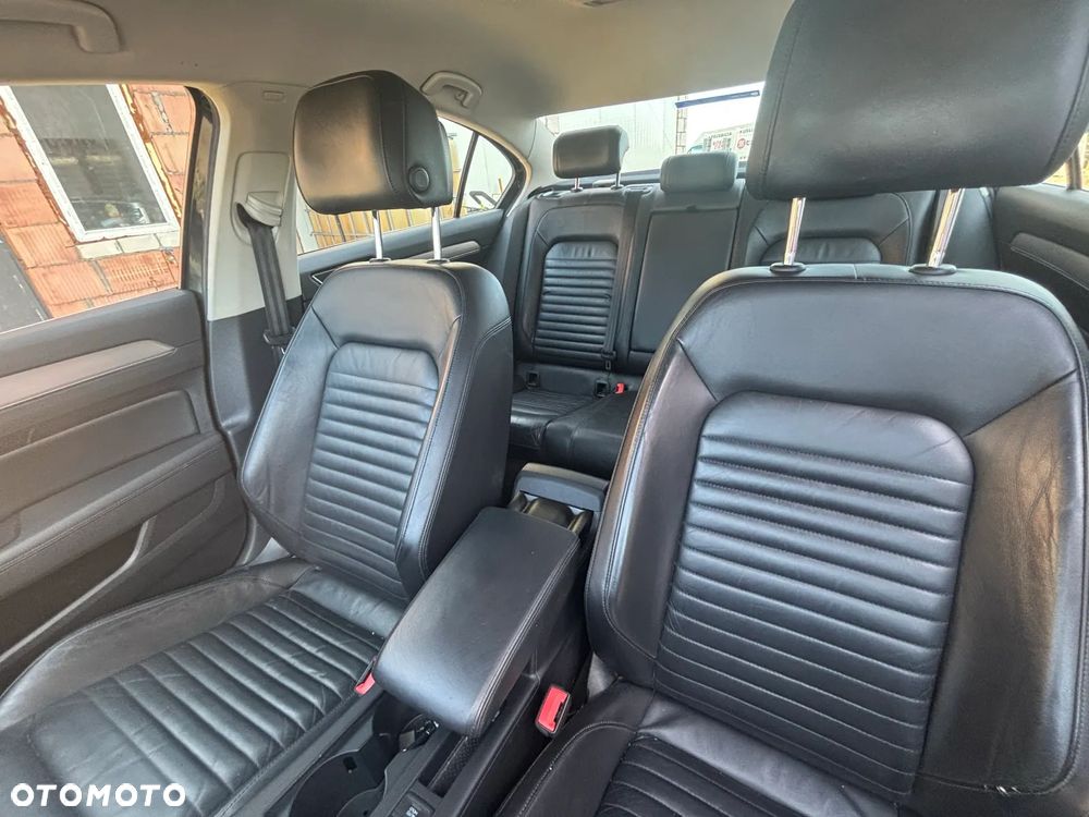 Volkswagen Passat - 11