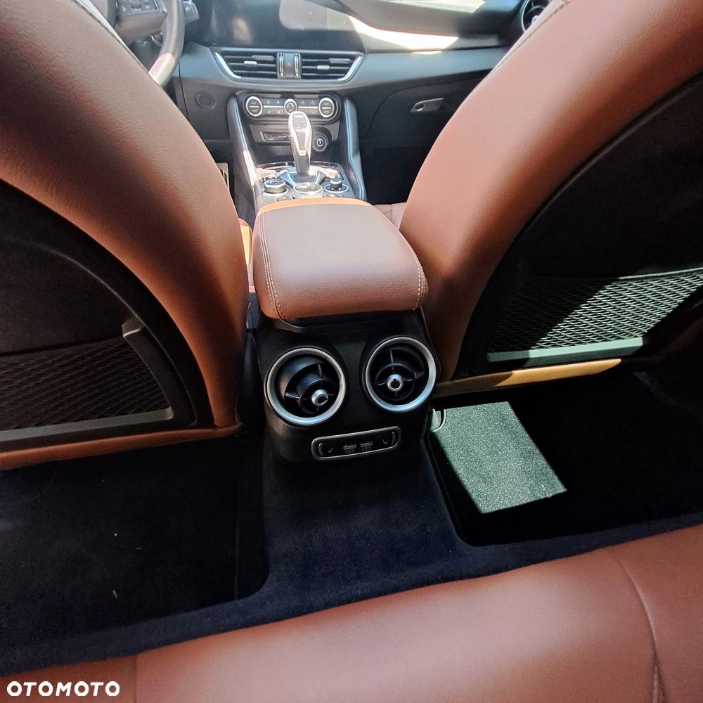 Alfa Romeo Giulia 2.0 Turbo 16V AT8 Veloce Ti - 16