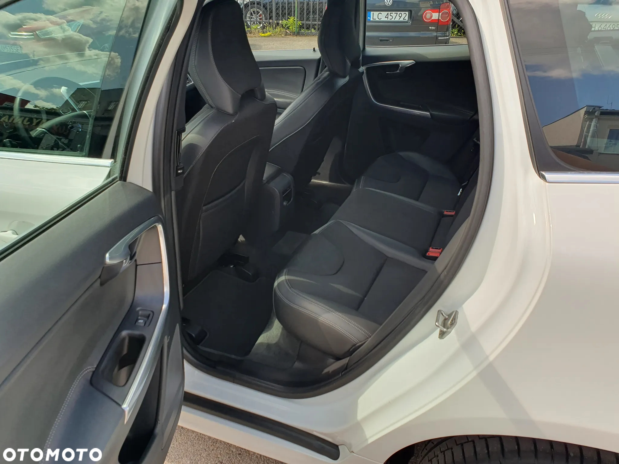 Volvo XC 60 D4 Momentum Pro - 11