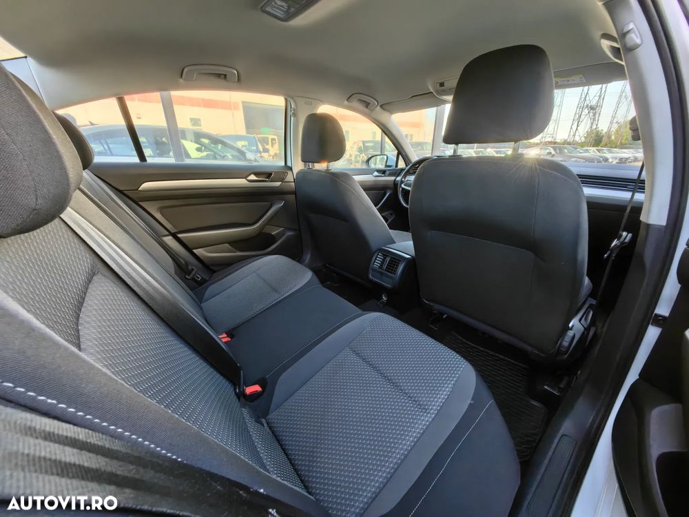 Volkswagen Passat 2.0 TDI DSG Trendline - 9