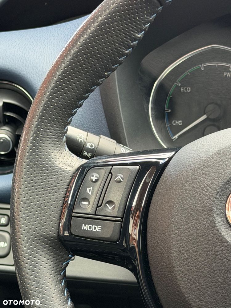 Toyota Yaris Hybrid 100 Selection - 24