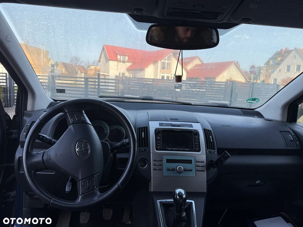 Toyota Corolla Verso 2.2 D-4D X - 4