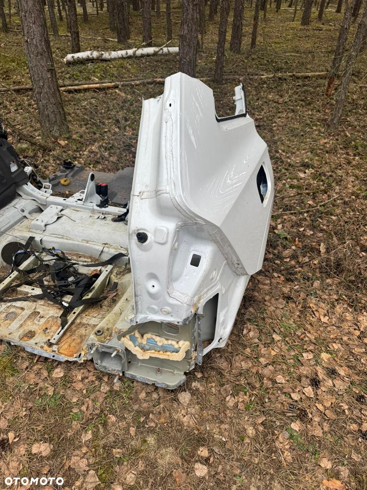 Prawy tylny błotnik xc60 21r 707 biała perła 2990zl - 3