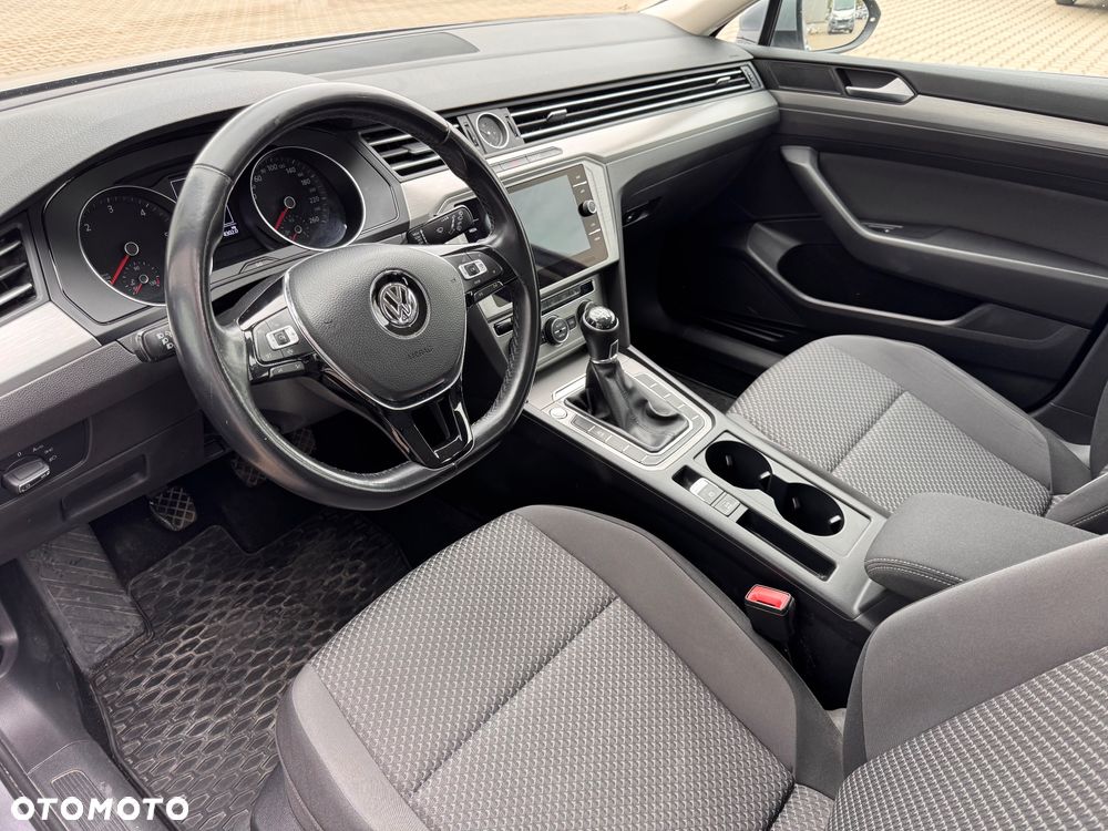 Volkswagen Passat 2.0 TDI SCR Trendline - 5