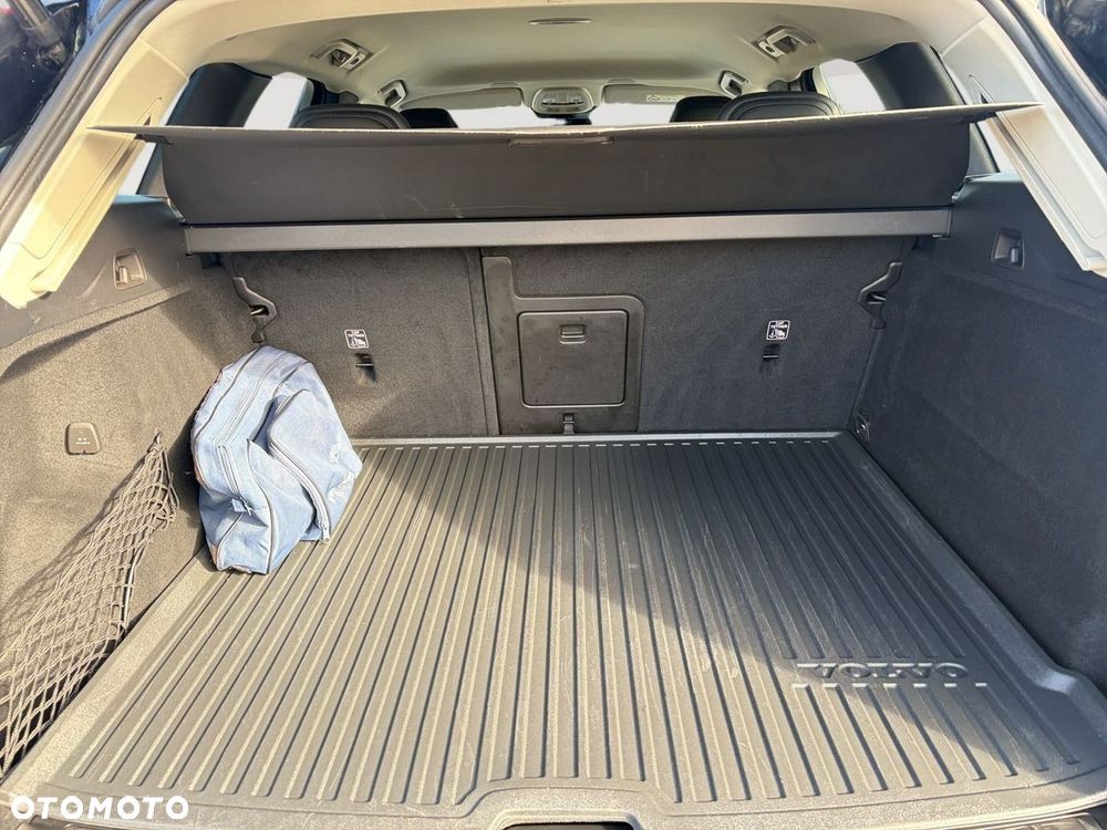Volvo XC 60 B4 D AWD Momentum Pro - 24