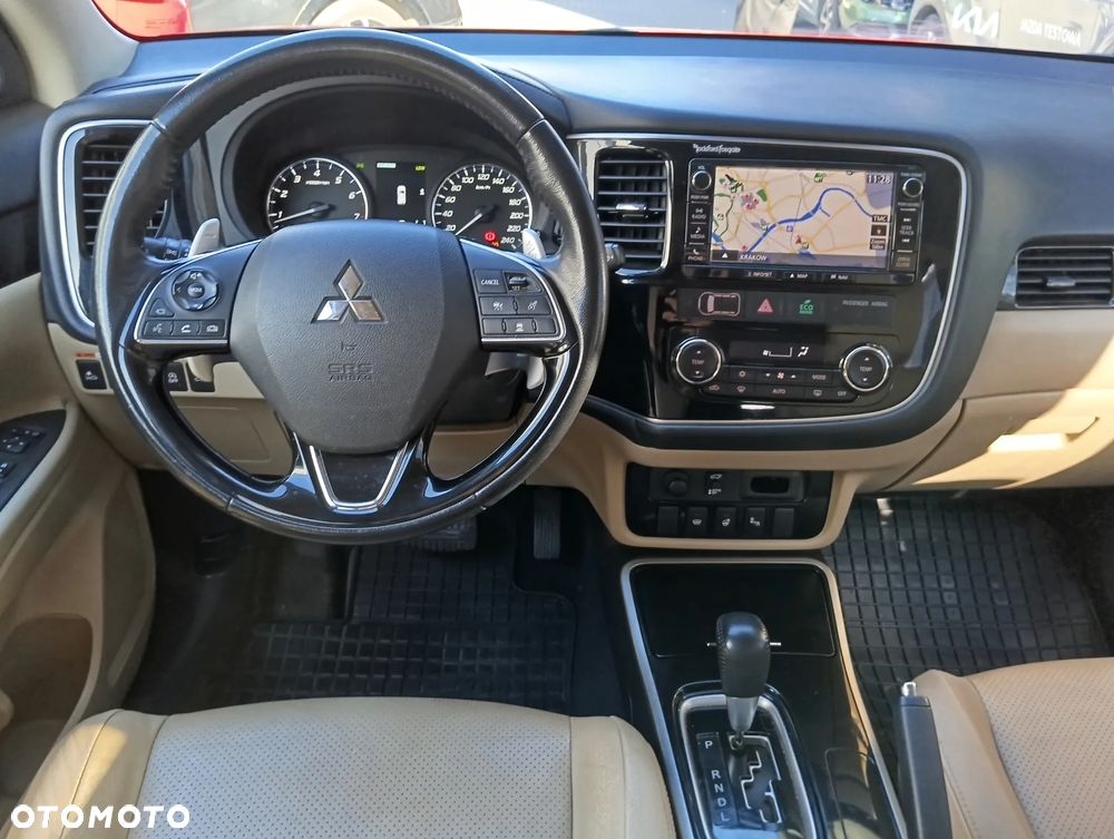 Mitsubishi Outlander 2.0 Intense + Navi 4WD CVT - 9