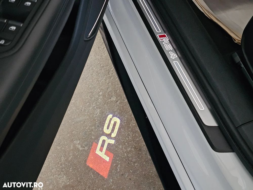 Audi RS4 Avant - 25