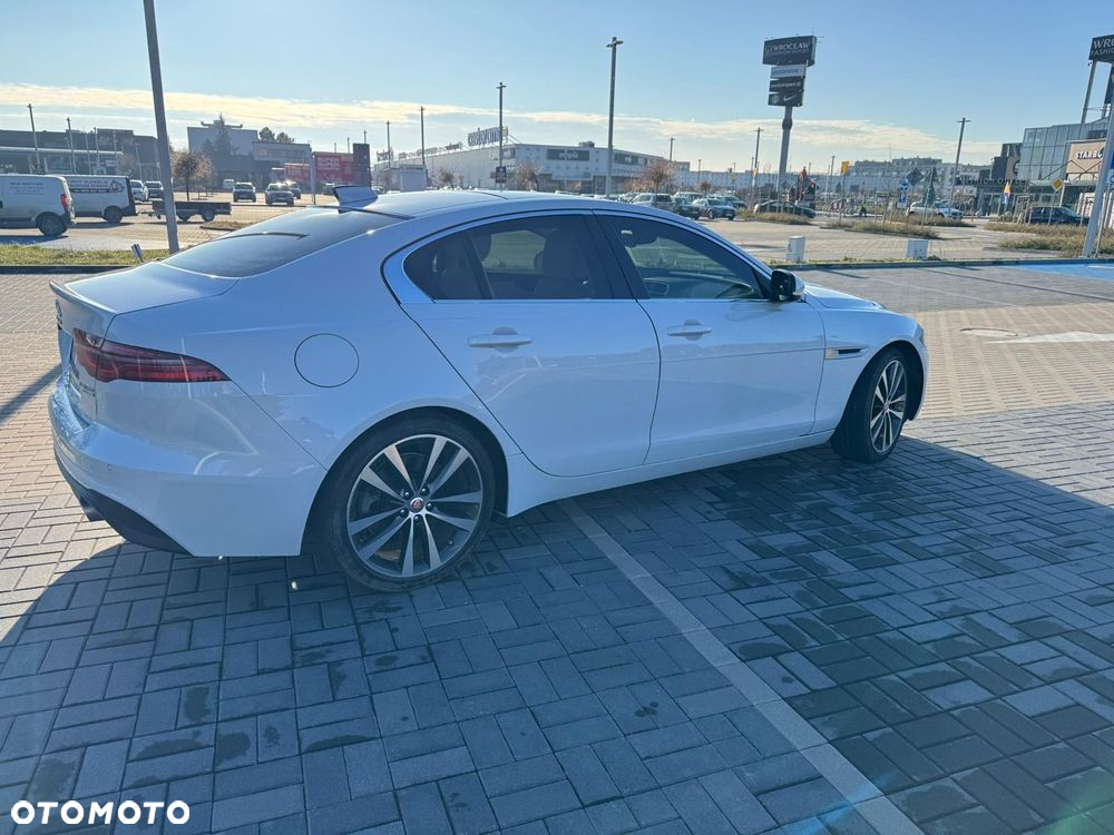 Jaguar XE - 5