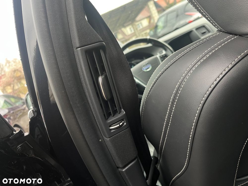 Volvo V60 D6 AWD Plug-in Hybrid R-Design Summum - 27