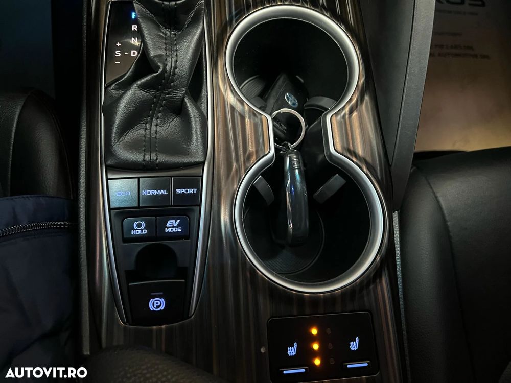 Toyota Camry Luxury - 26