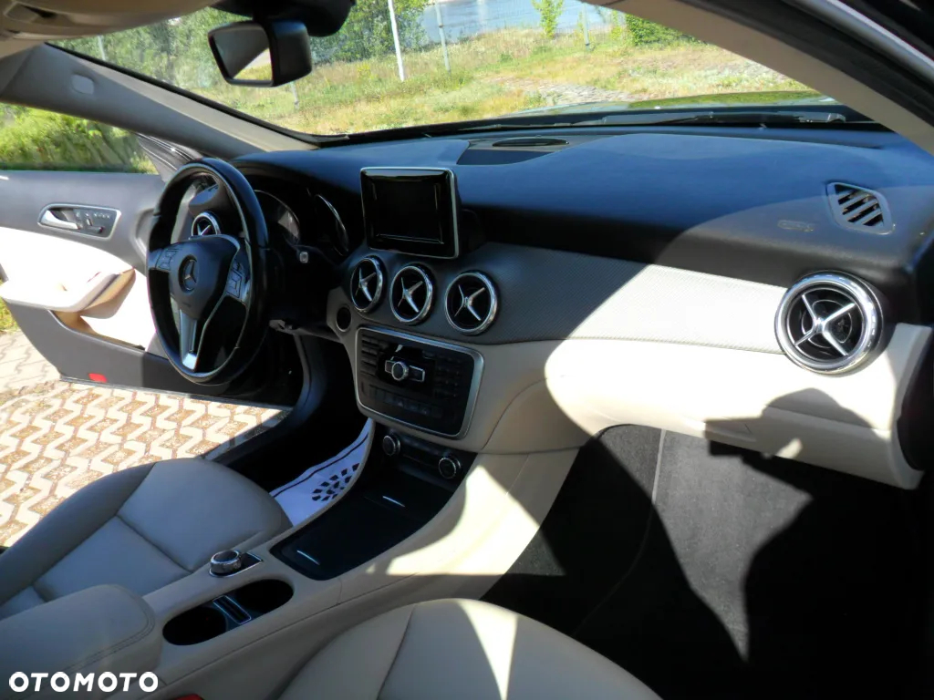 Mercedes-Benz GLA - 25