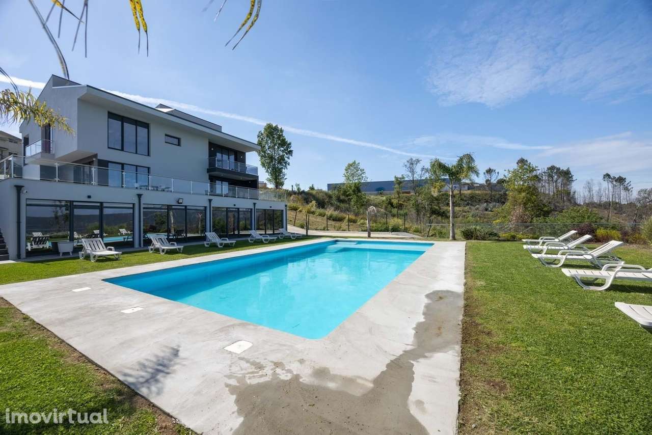 Moradia T5+1 | 4 Frentes | Jardim | Piscina | 5 Suites | Renovada - Grande imagem: 2/60