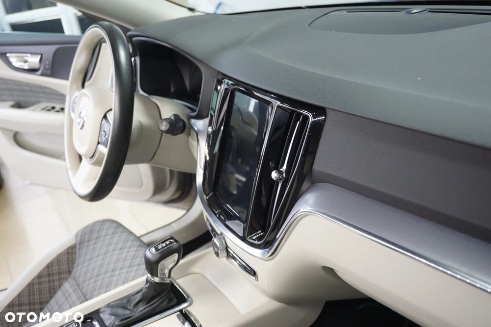 Volvo V60 D3 AWD Geartronic Momentum - 24