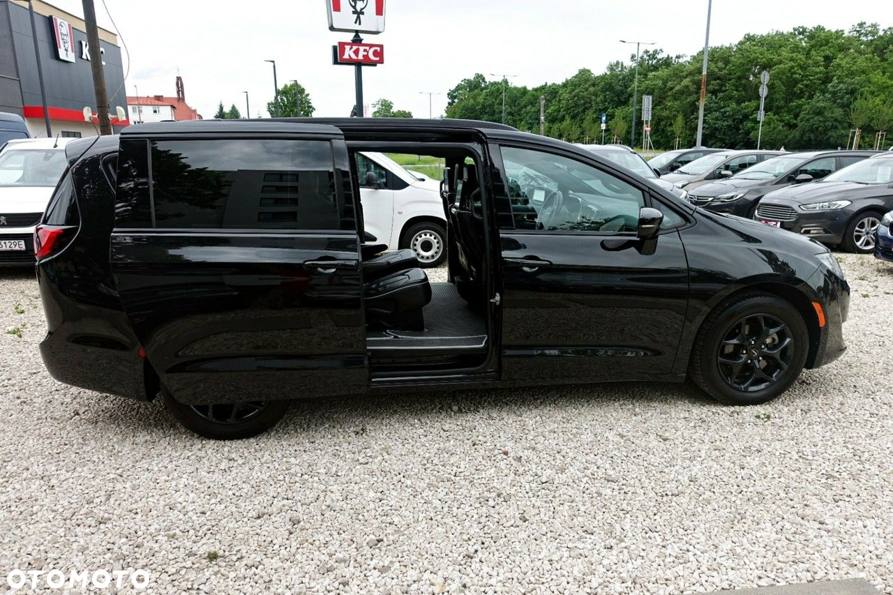 Chrysler Pacifica - 11
