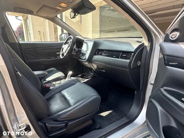 Mitsubishi Outlander 2.0 4WD Plug-In Hybrid - 18