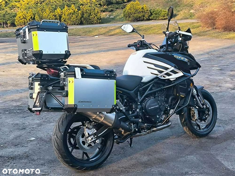 QJMOTOR SRT900S - 17