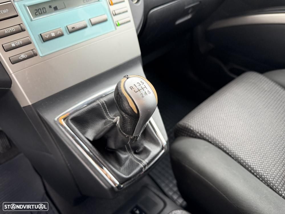 Toyota Corolla Verso 2.2 D-4D High Pack - 19