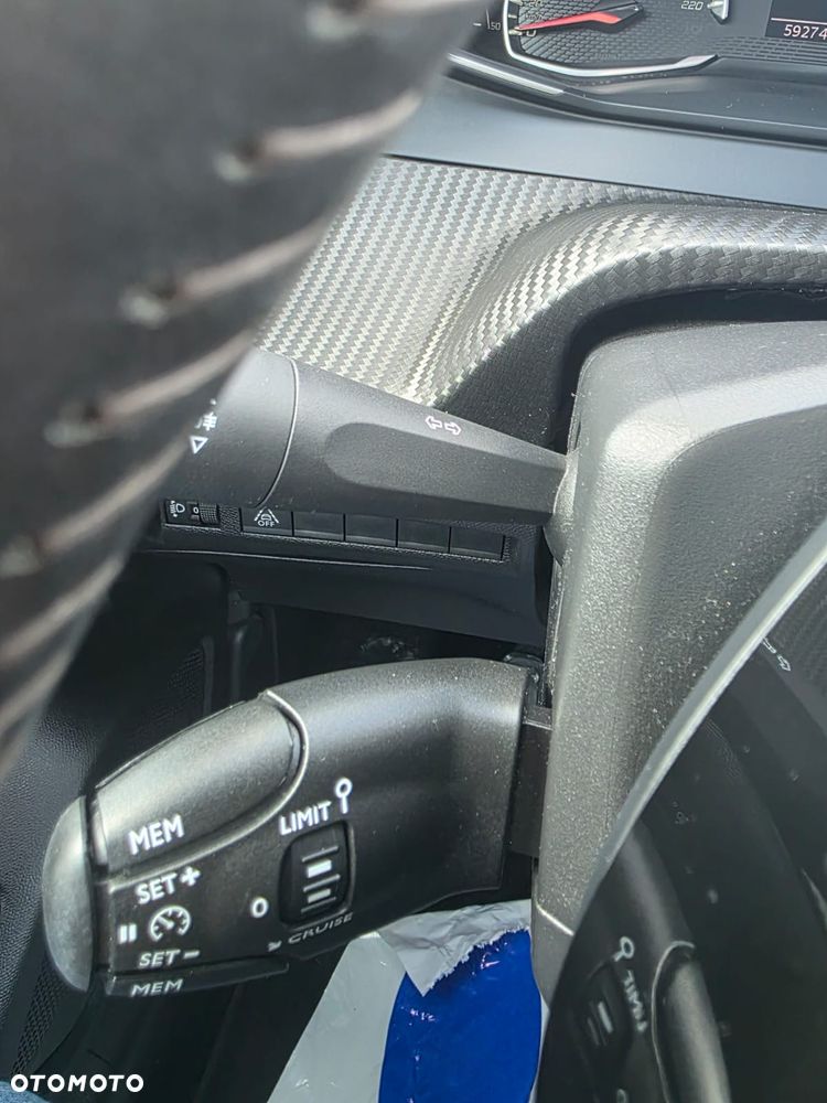 Peugeot 208 - 18