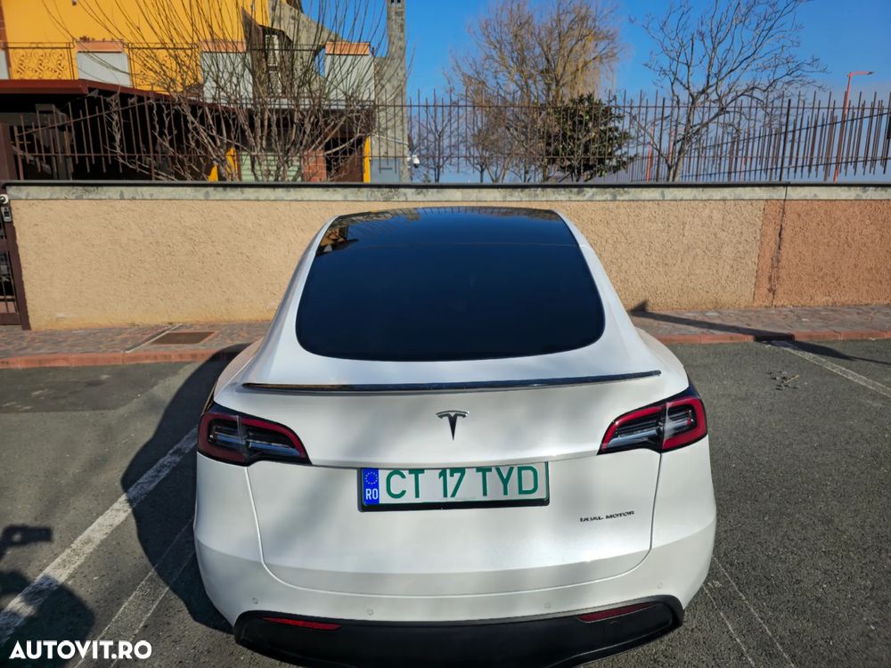 Tesla Model Y - 8