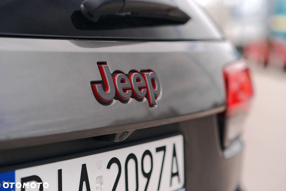 Jeep Grand Cherokee - 38
