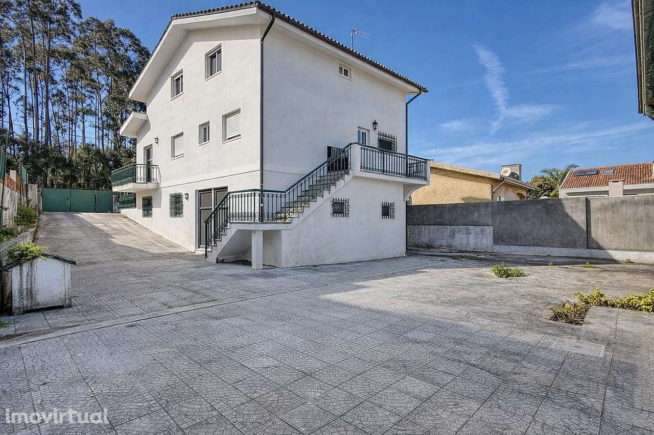 Moradia T5 em S. Félix da Marinha com garagem próximo da praia - Grande imagem: 3/42