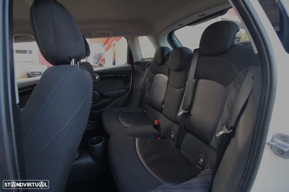 MINI 5 Portas Cooper D Auto - 17