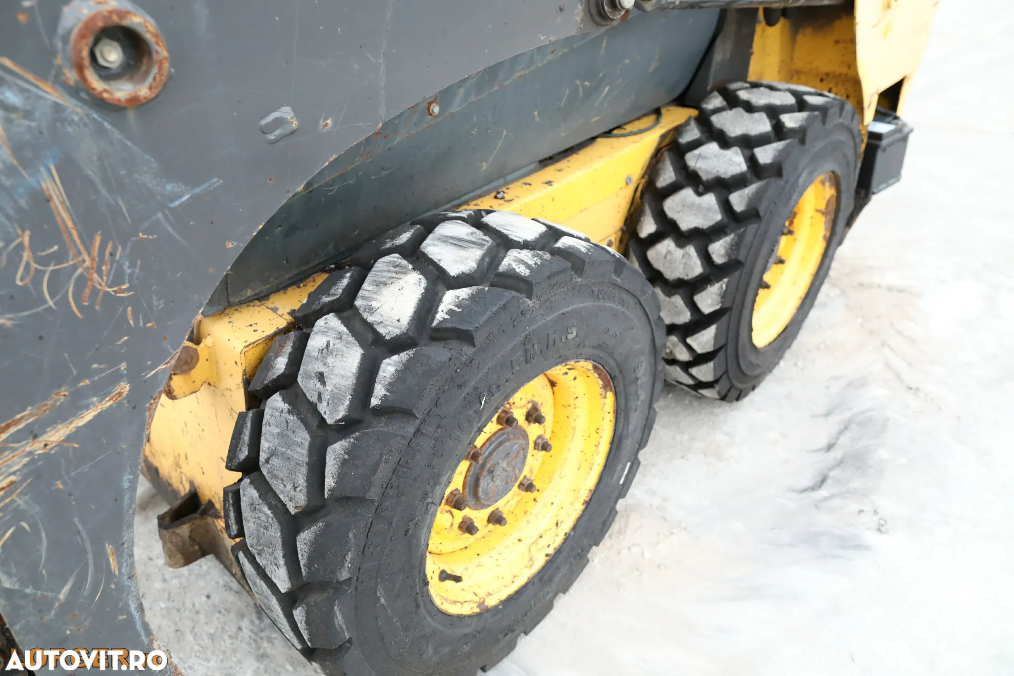 New Holland L215 - 8