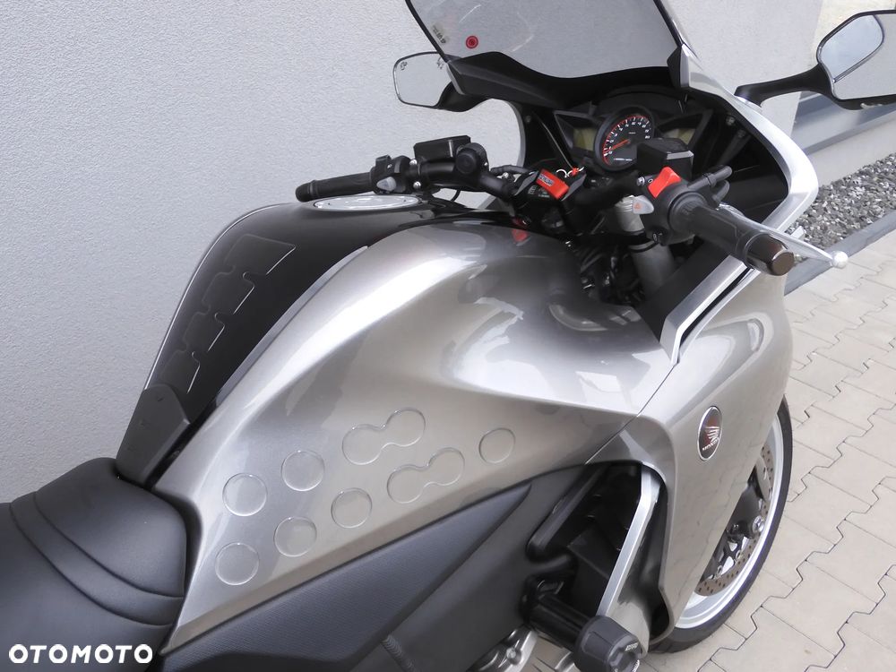 Honda VFR - 12