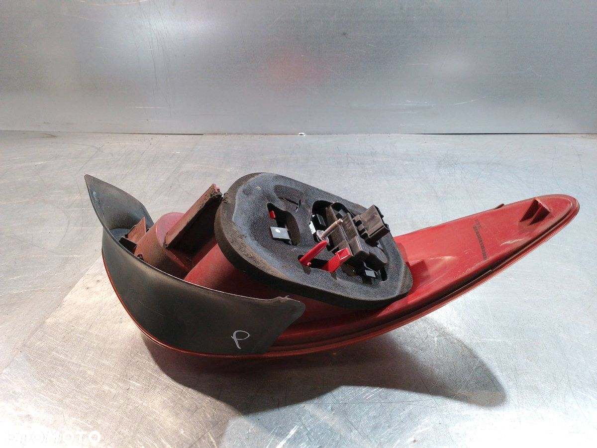 LAMPA TYLNA PRAWA PEUGEOT 206 HATCHBACK - 2