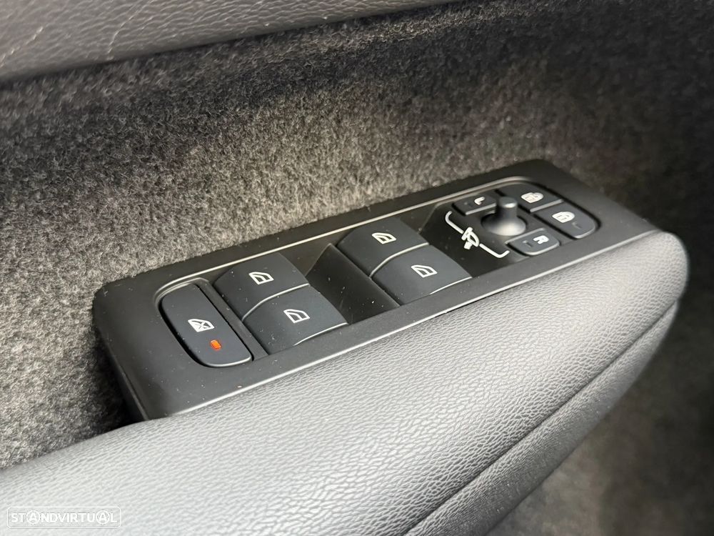 Volvo XC 40 2.0 B4 Momentum Plus - 21