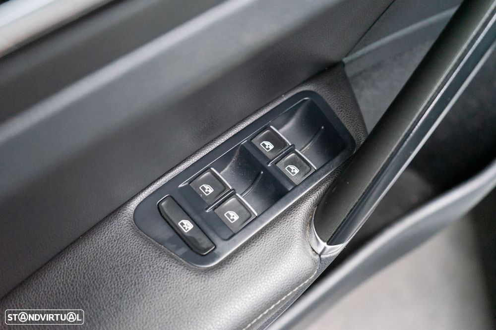 VW Golf Variant 1.6 TDi R-Line DSG - 25