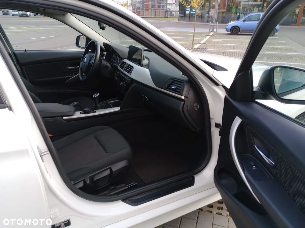 BMW Seria 3 318i - 28