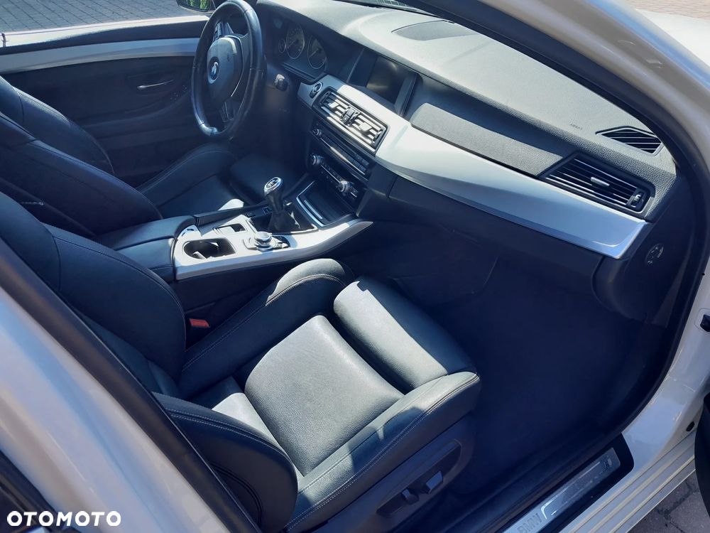 BMW Seria 5 525d Luxury Line - 6